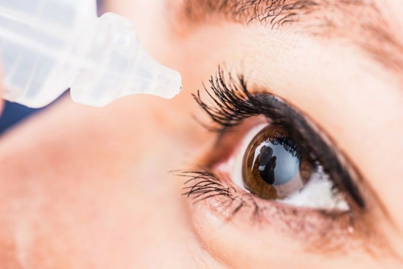 Dùng thuốc nhỏ mắt cung cấp độ ẩm cho mắt