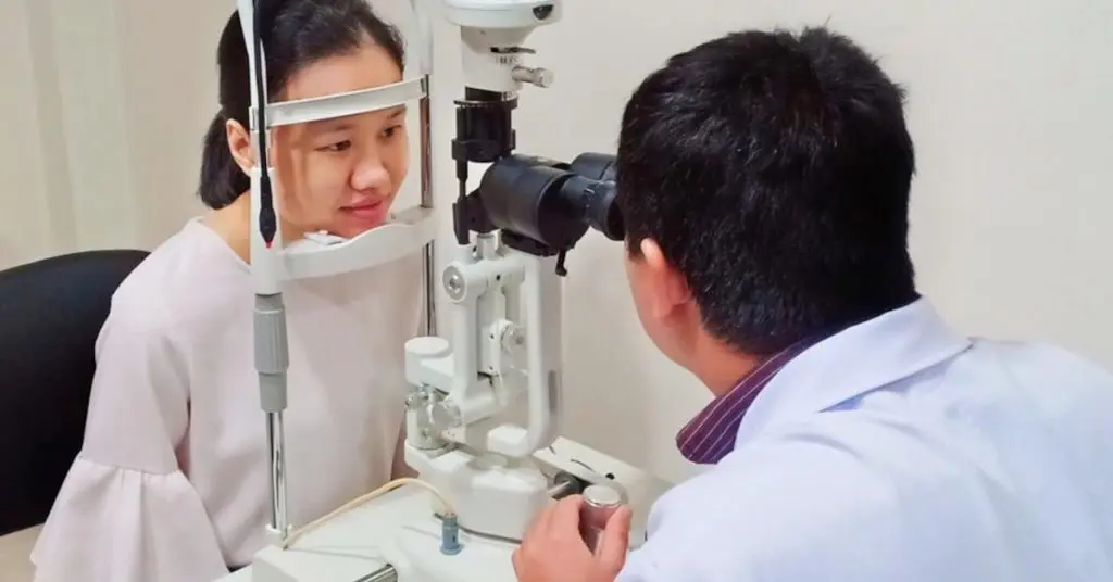 Hãy đi khám bác sĩ nếu mắt có bất kỳ vấn đề gì bất thường