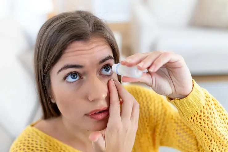 Nhỏ mắt giữ ẩm sau khi đeo lens